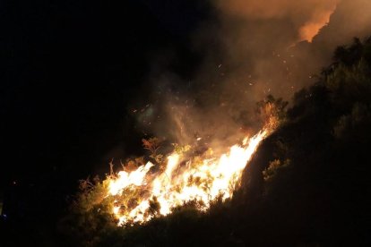 Extingit l'incendi a Canillo provocat per un coet