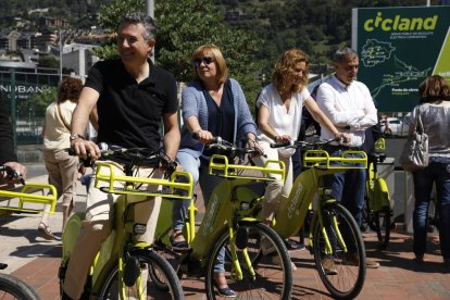 Govern inaugura un servei de bicicletes elèctriques per tot el país