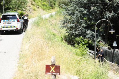 Un vehicle de la policia desfrenat s'estimba prop del Sant Ermengol