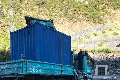 Un camió s'encalla a l'entrada del túnel de les Dos Valires