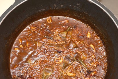 Arròs melós amb calamars i carxofes