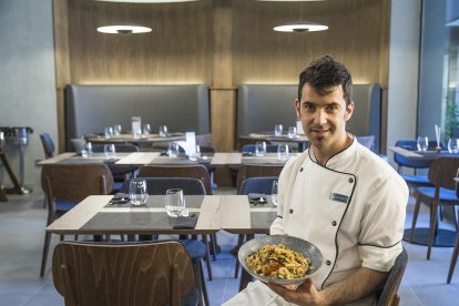 Wok de verdures, quinoa, tallarines d'arròs i gambes