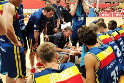 Primer test amb derrota en l'últim moment  (77-75)