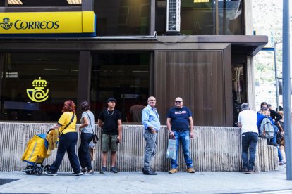 Llargues cues a Correus espanyols per manca de personal