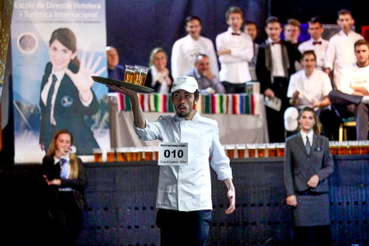 Una cinquantena de cambrers demostren les seves habilitats