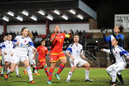 La selecció cau en l'estrena a casa