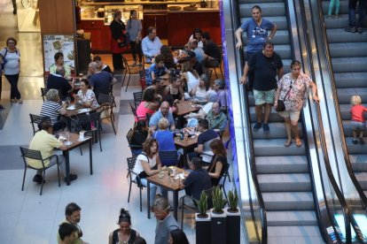 El comerç fixa entre un 20 i un 30% la caiguda de les vendes