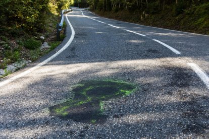 El Govern va fer tapar llaços grocs de la carretera per la Vuelta