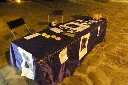 Destrossen la taula d'Stop Violències a la Festa del Roser