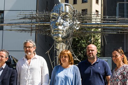 L'artista Jordi Díez acompanyat de Trini Marín, Marc Calvet, Sandra Tomàs, i Salomó Benchluch