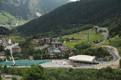La pista Gall de bosc s'asfalta pels treballs de la plataforma