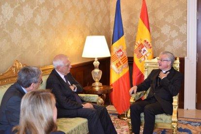Borrell fa marxa enrere respecte a l'obligació de tenir un subsidi d'atur