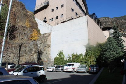 Tres grups interessats a gestionar la unitat de radioteràpia