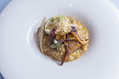 Risotto de carbassa i rossinyols amb escames de foie gras i sàlvia cruixent
