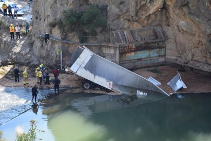 Mor un camioner en caure pel pont a Oliana
