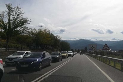 Retenció de dotze quilòmetres d'entrada per la frontera espanyola