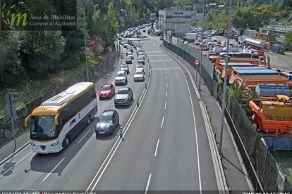 Retenció de dotze quilòmetres d'entrada per la frontera espanyola
