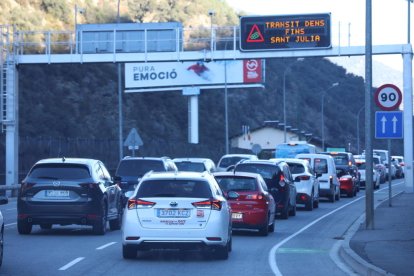 Cues de fins a 18 quilòmetres per arribar a Andorra en el primer dia de pont de la Puríssima