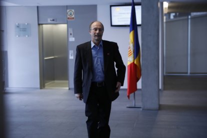 “DA s'amaga sota les faldilles del Copríncep Vives”