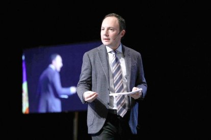 Espot reuneix un miler de persones en el debut com
a candidat