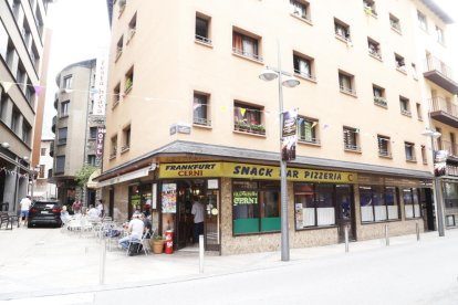 Detinguts dos joves per robar la caixa d'un bar de la capital