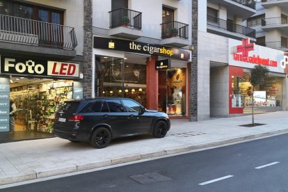 Enxampat un cotxe circulant contra direcció per una vorera de l'avinguda Meritxell