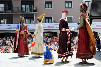 Els balls medievals i els gegants omplen la plaça Guillemó
