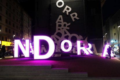 Un llac i lletres il·luminades, a la plaça de l'edifici The Cloud