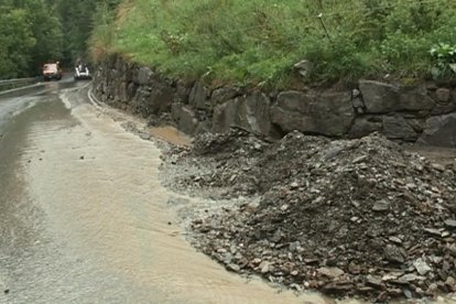 Les tempestes provoquen tres esllavissades 
i una inundació