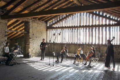 Landry Riba amb els companys de grup en una actuació a Casa Rosell