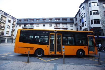 Treballadors i jubilats, grans usuaris del bus