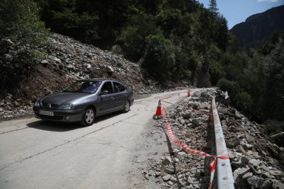 Retirats el fang i les pedres de l'esllavissada a Os de Civís