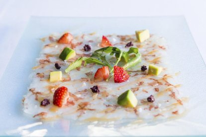 Carpaccio de gambes i alvocat amb vinagreta de maduixes i caviar