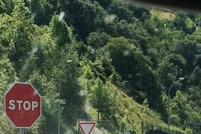 Un cotxe perd el iot  que transportava al mig de la carretera