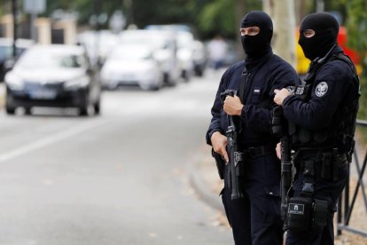 Membres de la policia estableixen un perímetre de seguretat a prop de la zona on s'ha produït l'atac.