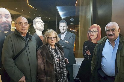 Els padrins i padrines es van fer fotografies abans d'entrar al programa