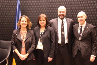 Rosa Gili i Joaquim Dolsa amb els cònsols sortints Trini Marín i Marc Calvet