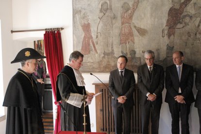 El síndic considera que “ara per ara” no hi ha necessitat de reformar la Constitució