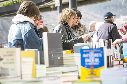La pluja intermitent fa la guitza a Sant Jordi