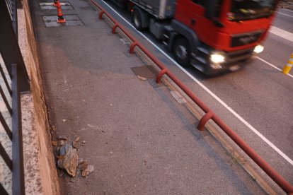 Un roc malmet les fustes de protecció de la Portalada