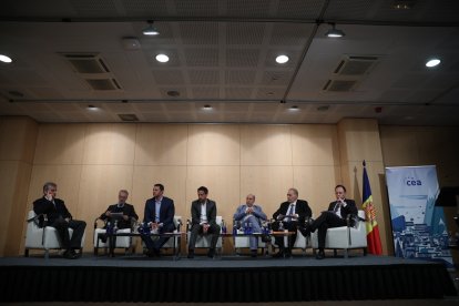 Els set candidats de Govern participen en el debat de la CEA