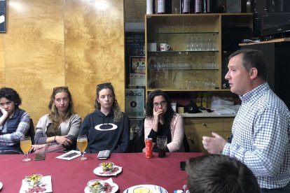Montaner i Majoral conversen amb joves lauredians per saber els seus neguits