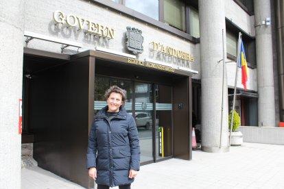 Emi Matarrodona davant de l'edifici de Govern
