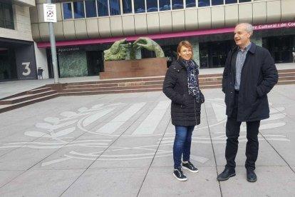 Vicky Grau i Carles Álvarez a la plaça de la Germandat