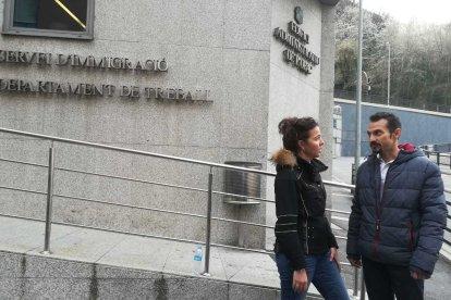 Judith Salazar i Gerard Alís davant el Servei d'Immigració