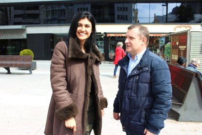 Carine Montaner i Josep Majoral a la plaça de la Germandat