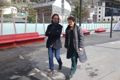 Landry Riba i Roser Suñer a la plaça del Poble