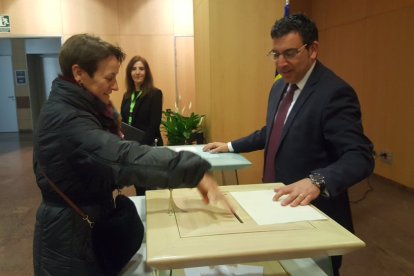 Roser Suñer, número 2 de DA, votant a la capital