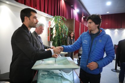 L'esquiador Ireneu Esteve ha votat a la sala de la Closeta de la Massana