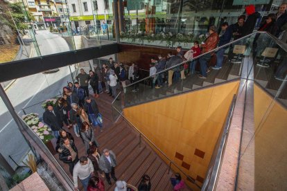 Cues de votants a la capital, on la participació arriba al 43,58% a l'una del migdia